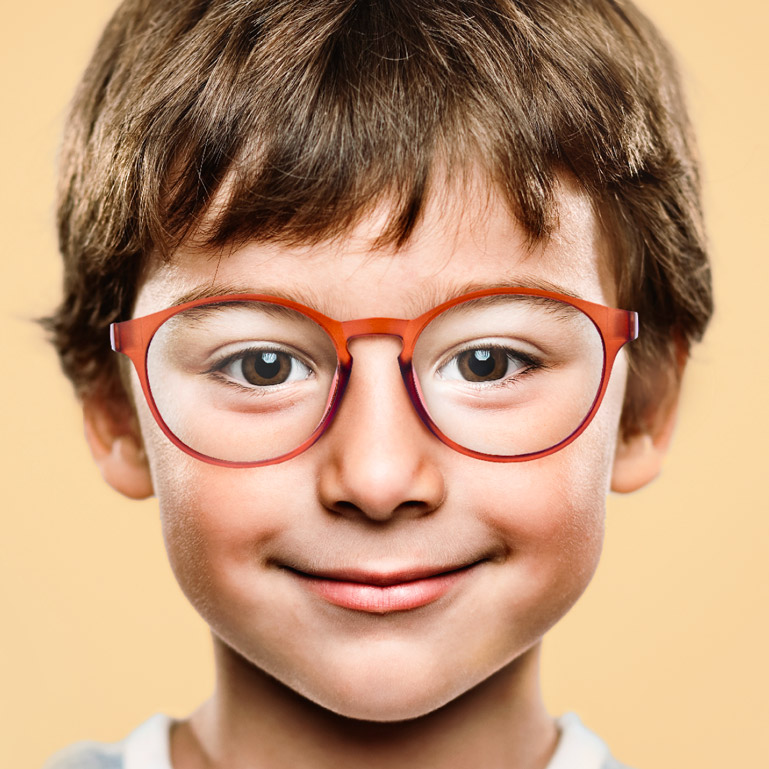 Bambino con occhiali